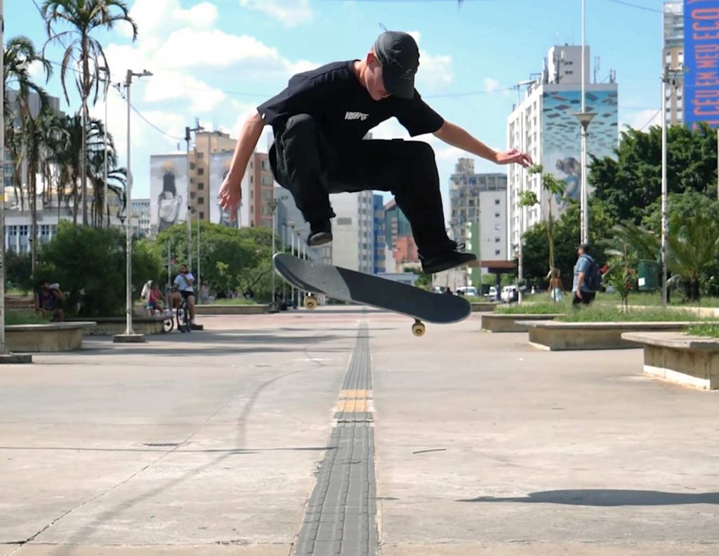 Leo mandando uma manobra de skate