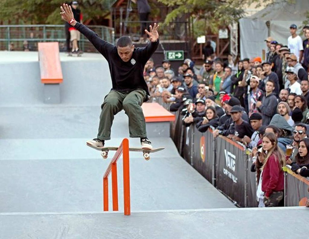 Skatista Gabryel realizando suas manobras de skate