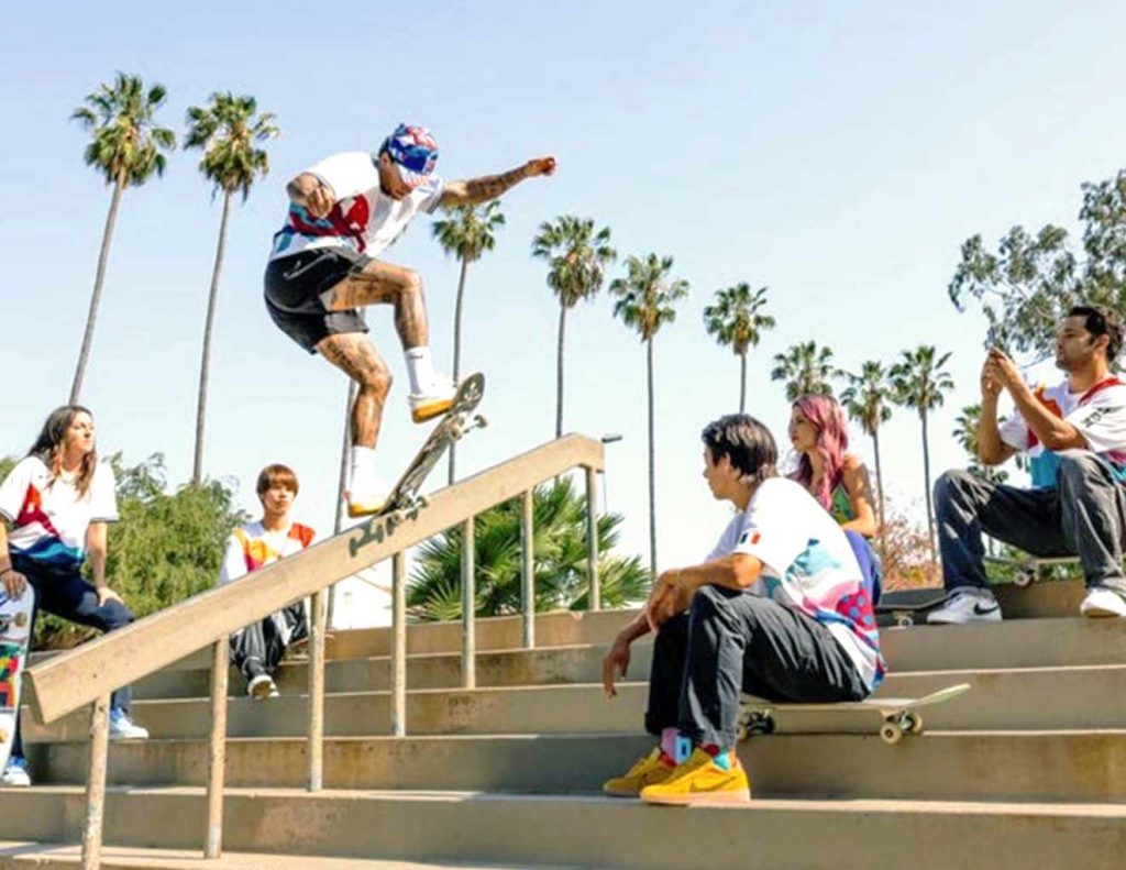 Skatistas mandando manobras nas pista de skate, usando tênis da Nike