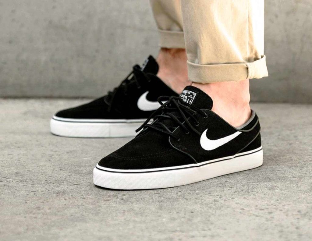 Tênis NIKE padrão branco de preto