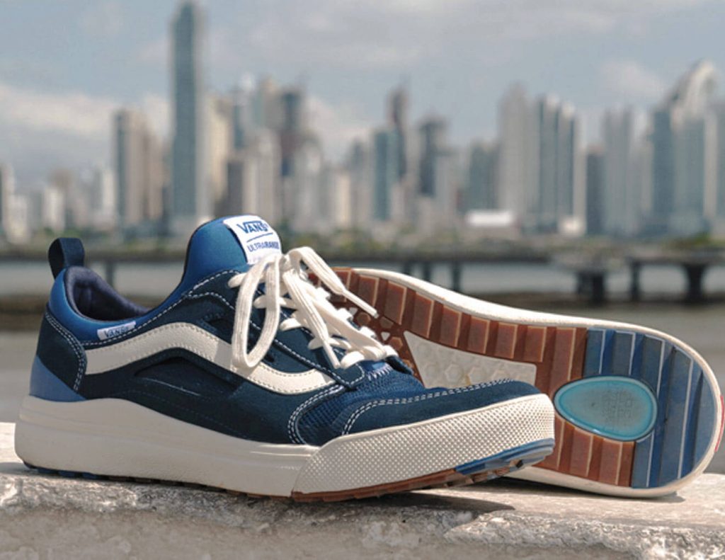 Foto ambientada com um par de Tênis Vans Ultrarange