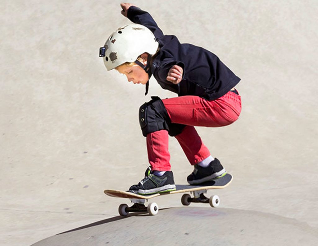 Menino praticando andar de skate