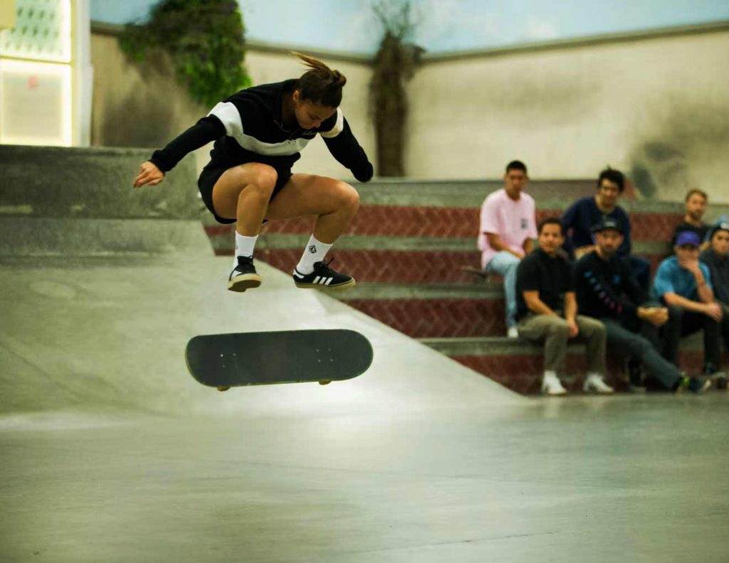 Skatista mandando uma manobra de skate