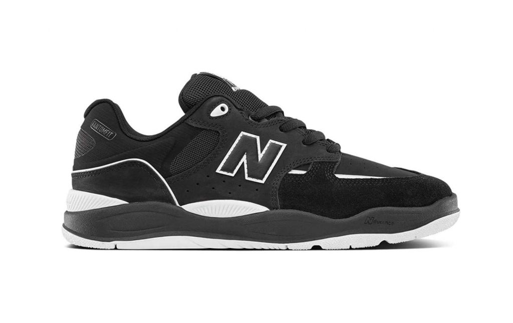 Tênis da New Balance Numeric, NB Numeric 1010, na cor preto e com detalhes em branco