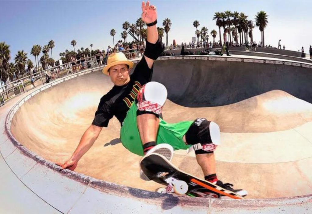 Equipamentos de proteção para a prática de skate.